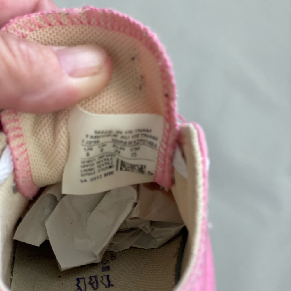 Kids size 8 Converse All Star Pink Canvas Sneakers. In good condition. - Picture 11 of 13